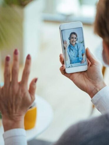 Mulher em consulta online telemedicina